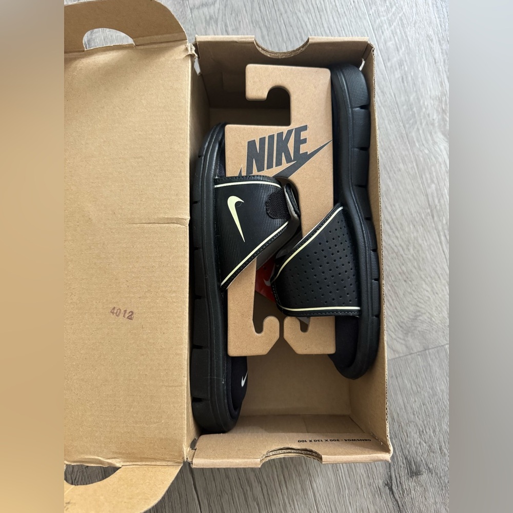 Womens size 7 Nike Comfort Slide